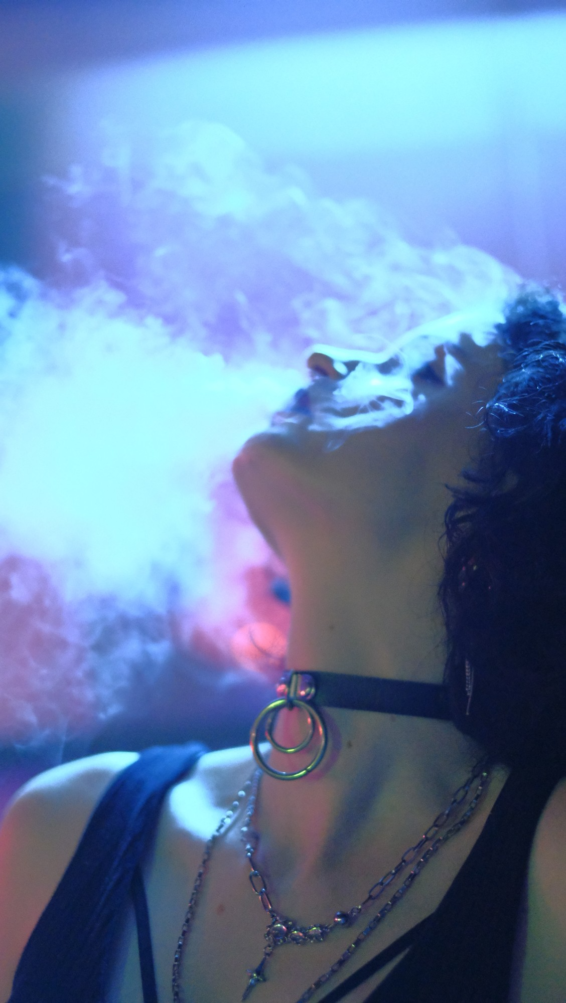 霓虹人像：仰頭煙霧特寫